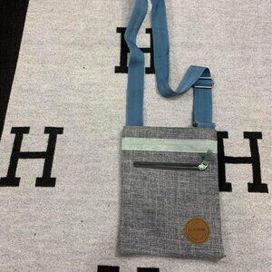 𝅺dakine cross body bag! New condition. Gray/blue. Adjustable strap